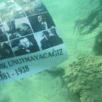 izmirli-dalgictan-ulu-onder-gazi-mustafa-kemal-ataturk-icin-su-altinda-anma-uka6.jpg