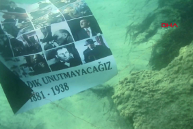 izmirli-dalgictan-ulu-onder-gazi-mustafa-kemal-ataturk-icin-su-altinda-anma-uka6.jpg