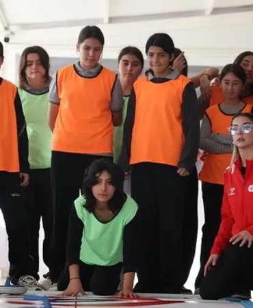 antalya-da-kiz-cocuklari-floor-curling-ile-tanisti-1765603241-552_large.webp.webp