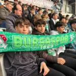 baskan-erkan-aydin-bursaspor-coskusunu-cocuklarla-yasadi-2-1765621683-462-x750.jpeg