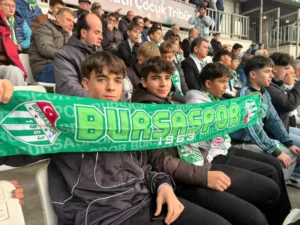 baskan-erkan-aydin-bursaspor-coskusunu-cocuklarla-yasadi-2-1765621683-462-x750.jpeg