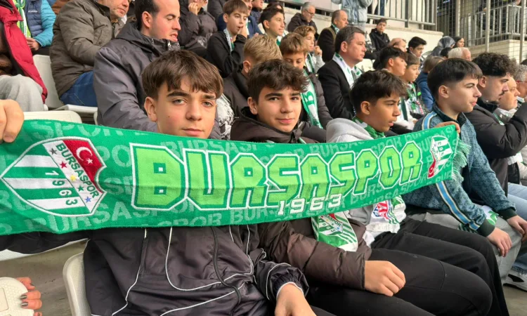 baskan-erkan-aydin-bursaspor-coskusunu-cocuklarla-yasadi-2-1765621683-462-x750.jpeg