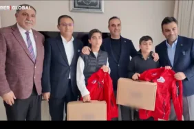 Altın Çocuklara Bakan’dan Övgü ve Hediye!