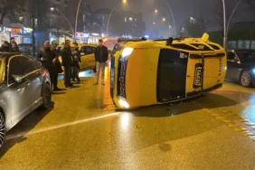 Taksi Park Halindeki Araca Çarptı, Devrildi!