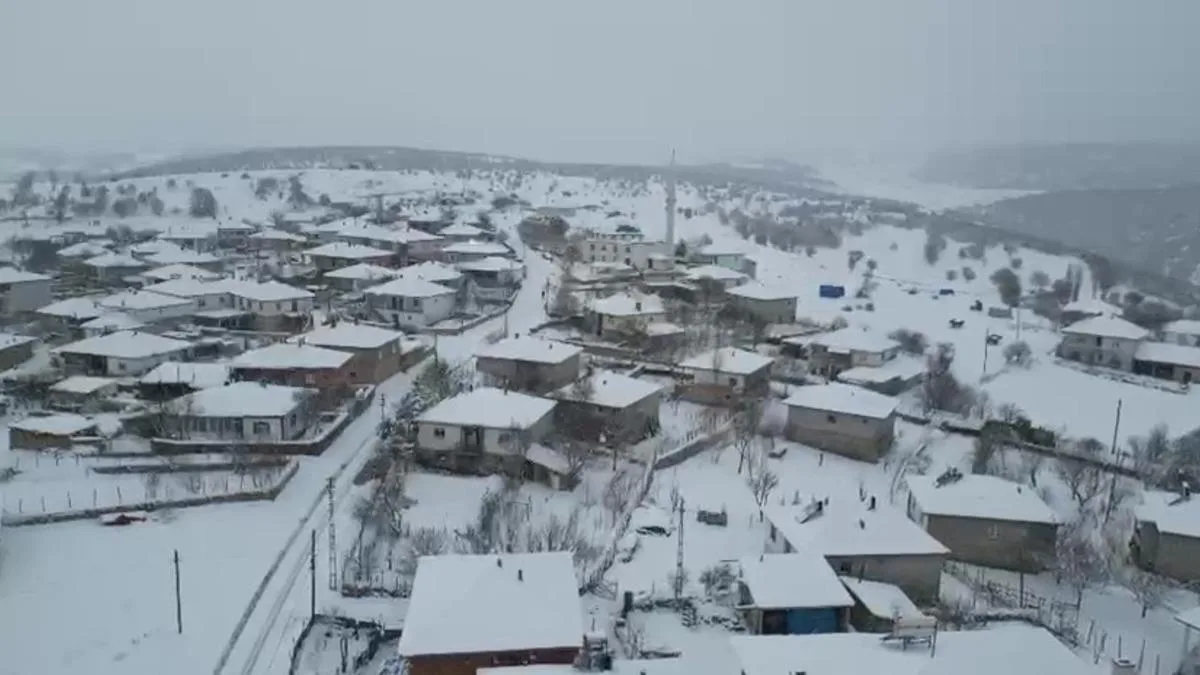 Kar Yağışı Amasya’da Badem Ağaçlarını Şaşırttı