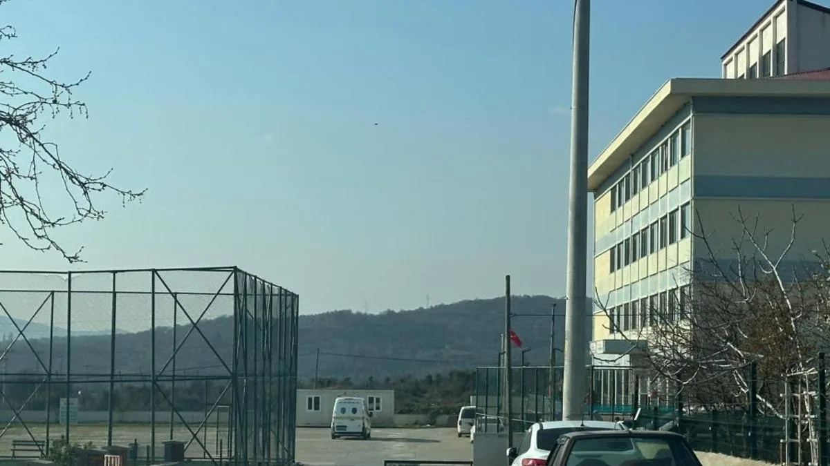 Öğrenci Camdan Atladı: Hayatını Kaybetti
