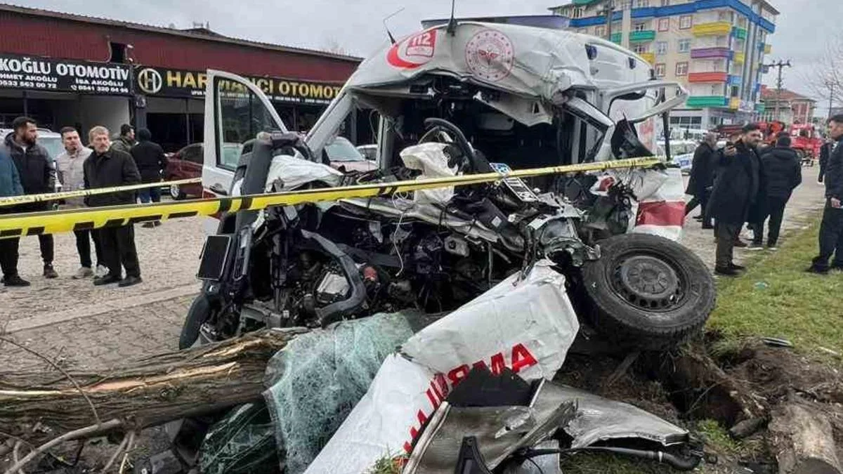 Ambulans ve Kamyon Çarpıştı: Olayda Yaralılar Var!