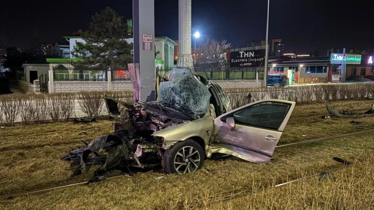 Kayseri’de Trafik Kazası: Otomobil Tramvaya Çarptı