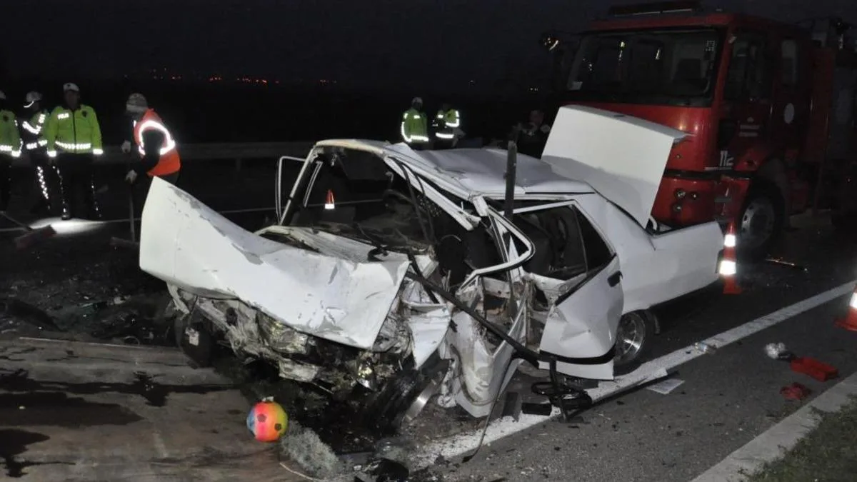 İzmir’de Feci Kaza: 3 Araç Çarpıştı!