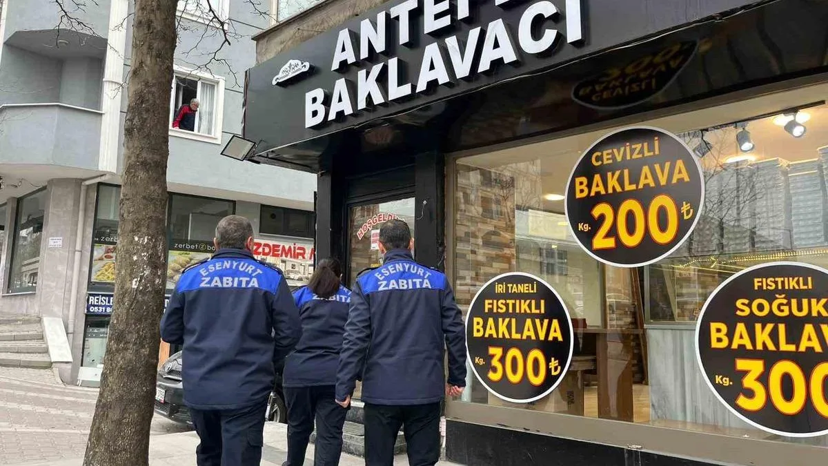 Kaya Düşmesi Köy Yolunu Kapattı, Ekipler Çalışıyor