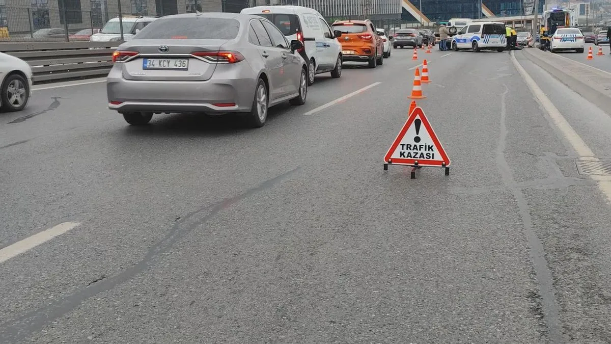 Motosiklet Kazası: İki Direğe Çarpıp Yaralandı!