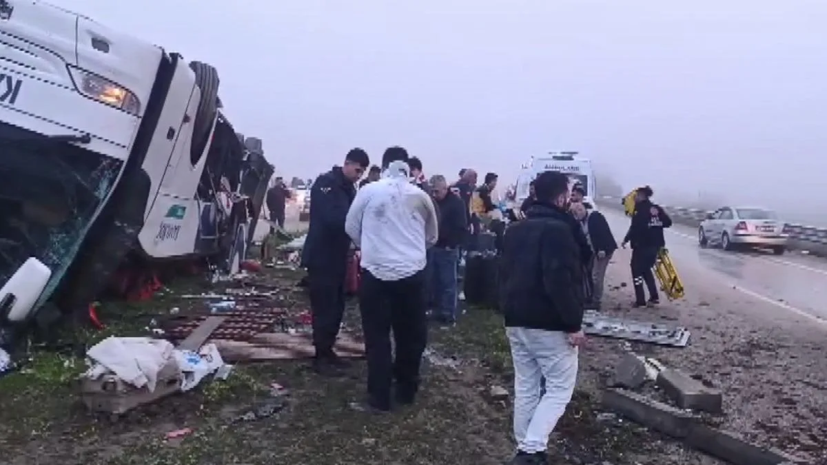 Adana’da Otobüs Devrildi: 2 Ölü, 19 Yaralı!