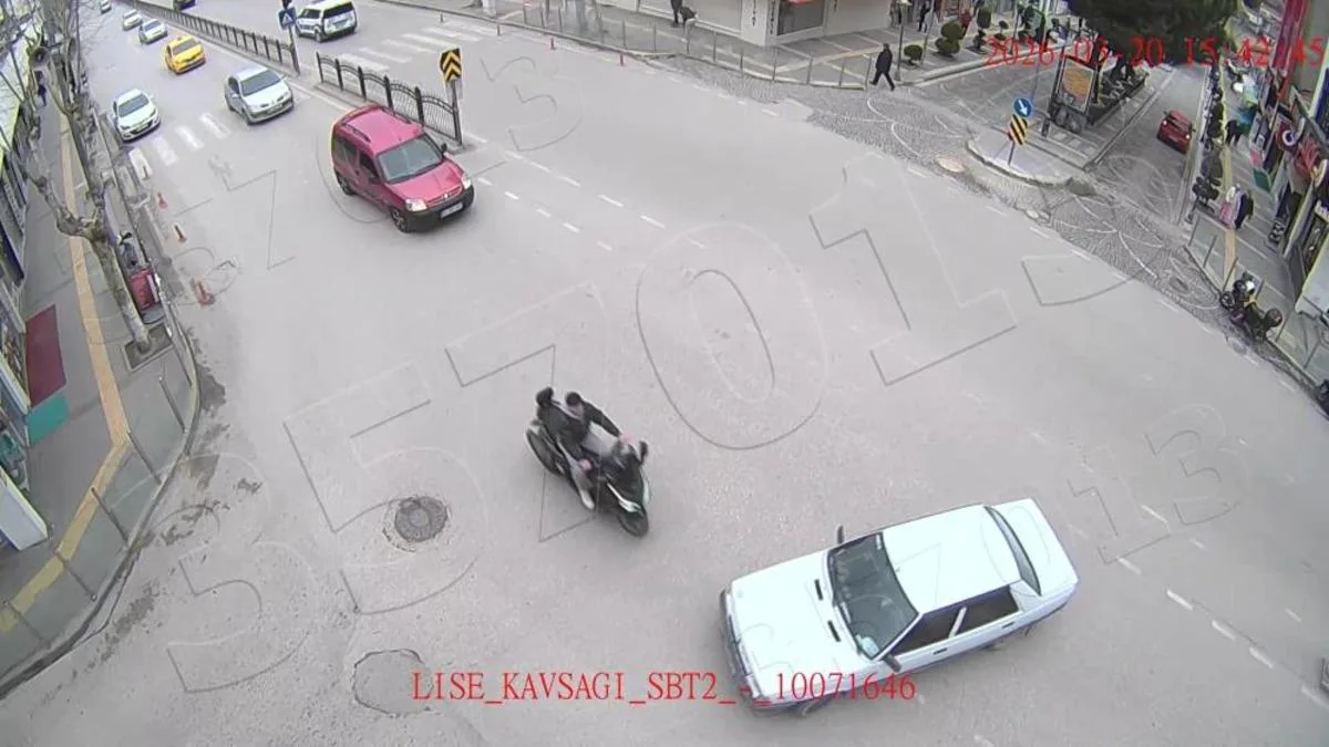 Motosiklet Otomobile Çarptı: Yaralı Var!