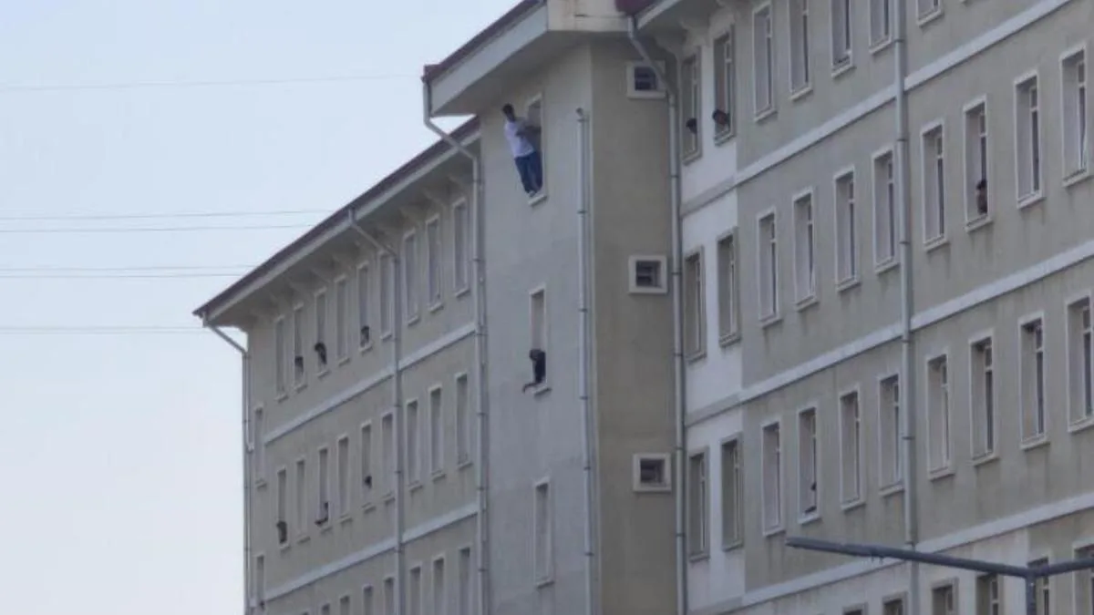 Yurtta Bunalım! Genç Pencereden Atlayacak