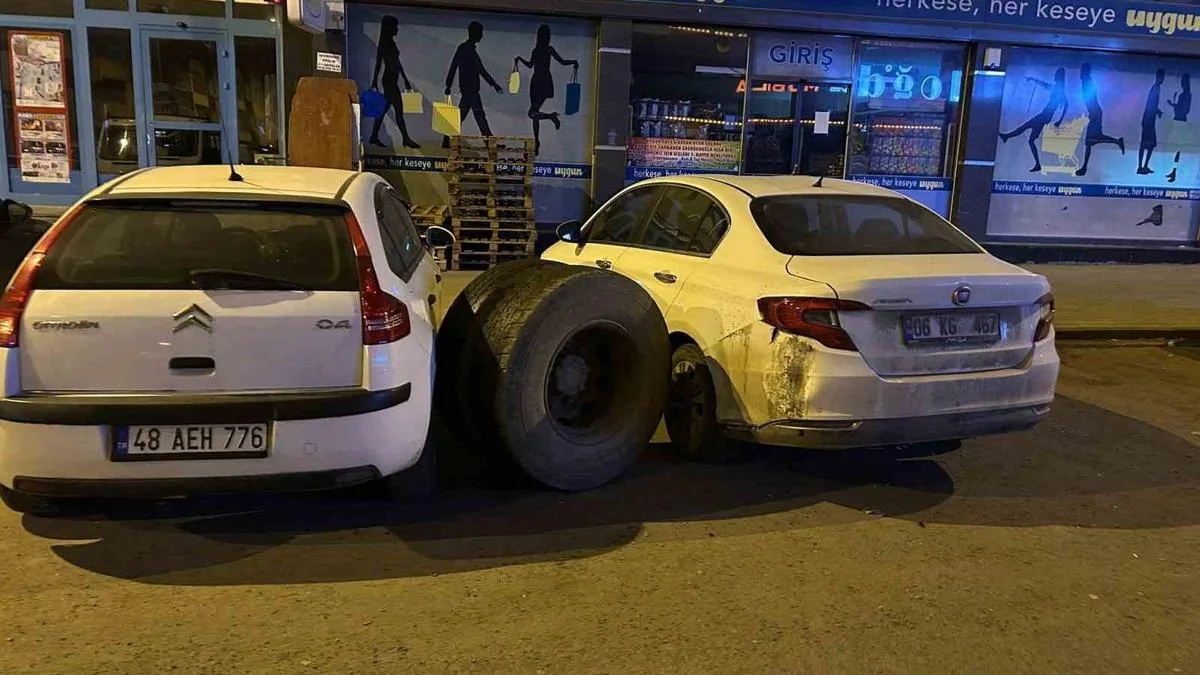Kamyon Tekerleği Park Halindeki Araçlara Çarptı!