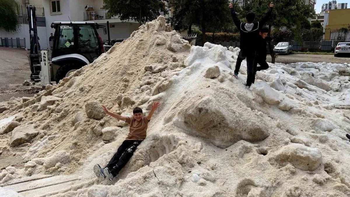 Adana’da Dolu Sonrası Çocuklar Kar Keyfi Yaşadı!