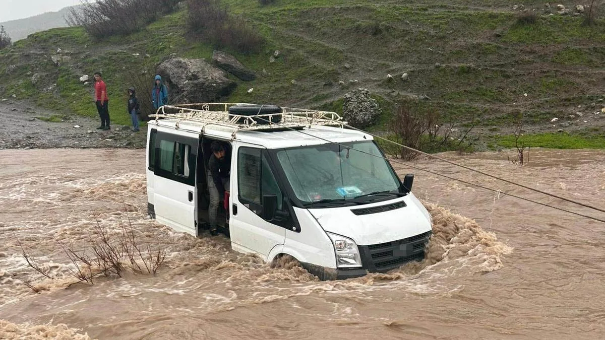 Yağmurda Mahsur Kalan Minibüste Acı Kayıp