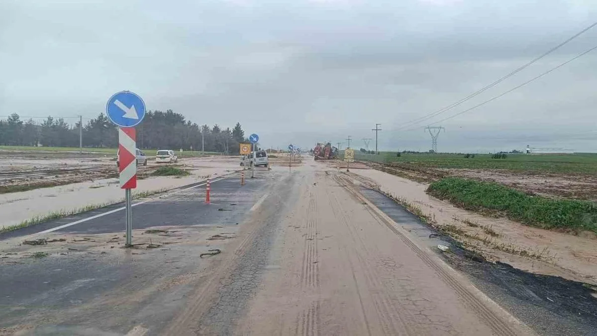 Sel Suları Yolu Kapattı, Araçlar Mahsur Kaldı!