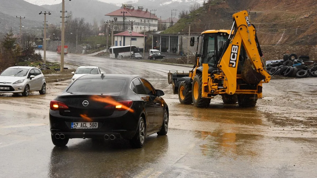 Bitlis’te Toprak Kayması: Ulaşım Durdu!