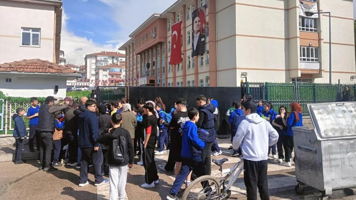 Ankara’da Ortaokulda Silah Paniği: Çantalar Yasak!