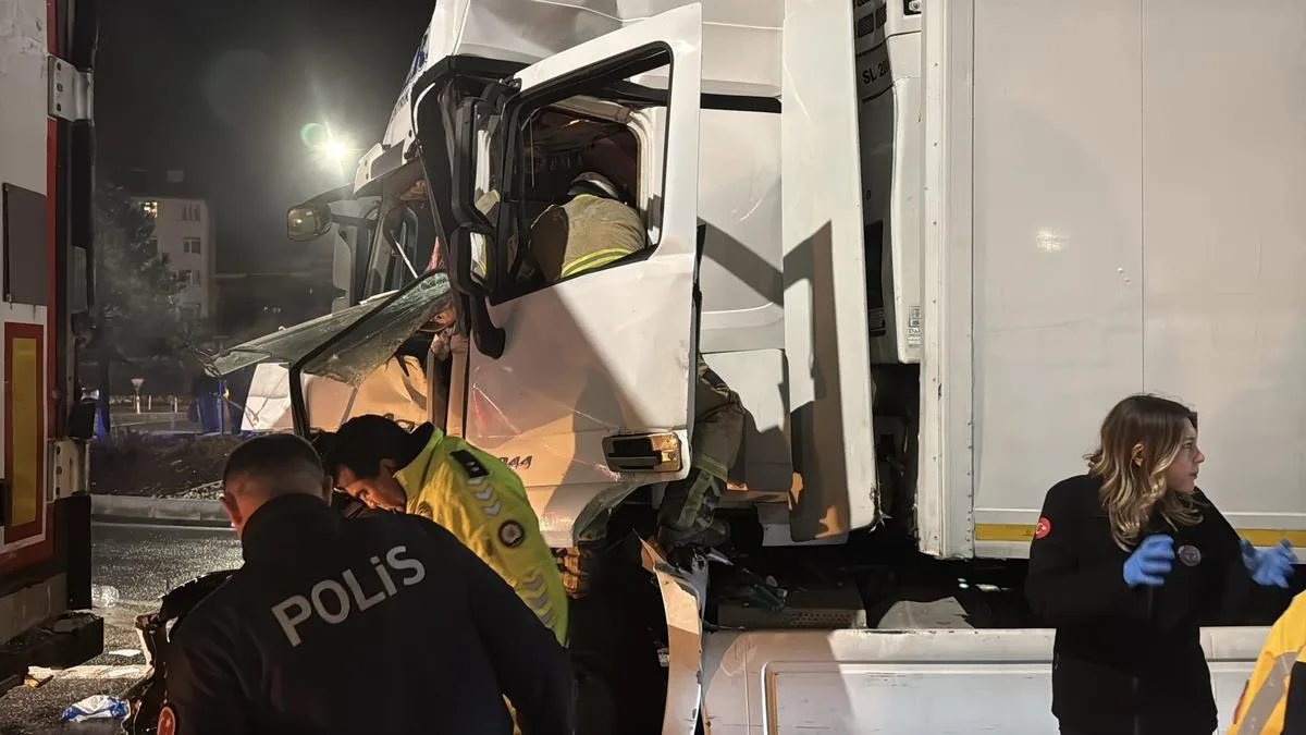 Kütahya’da Tır Kazası: Şoför Araçta Sıkıştı!