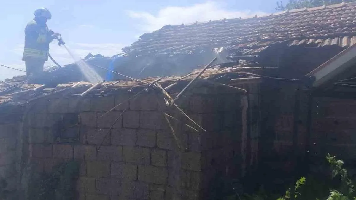 Kumlu’da Müstakil Ev Yangında Küle Döndü