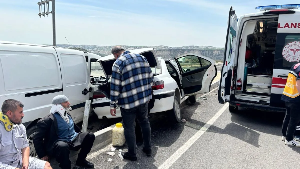Besni’de Trafik Kazası: 5 Yaralı!