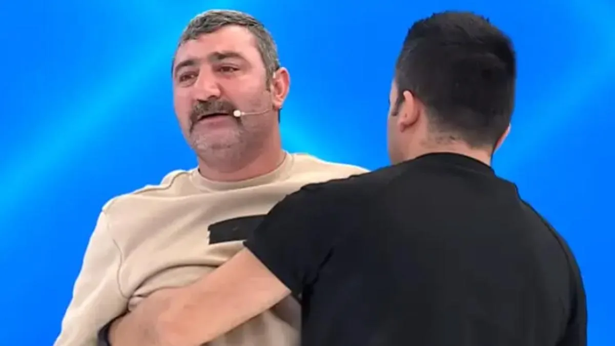 14 Yaşındaki Kız, Babasını Bıçaklayarak Öldürdü