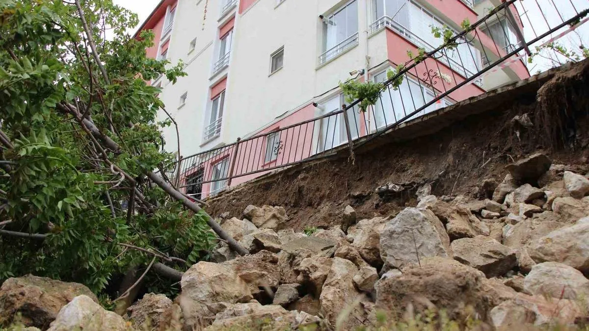 İstanbul’da İstinad Duvarı Çöktü, Panik Yaşandı!