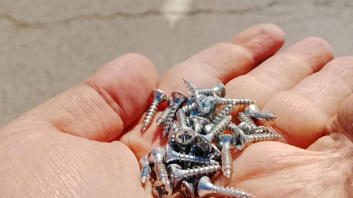 Yolda Vidalar Saçıldı, Trafik Kilitlendi!