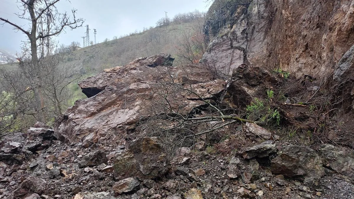 Sağanak Sonrası Heyelan, Yol Açma Çalışmaları Başladı