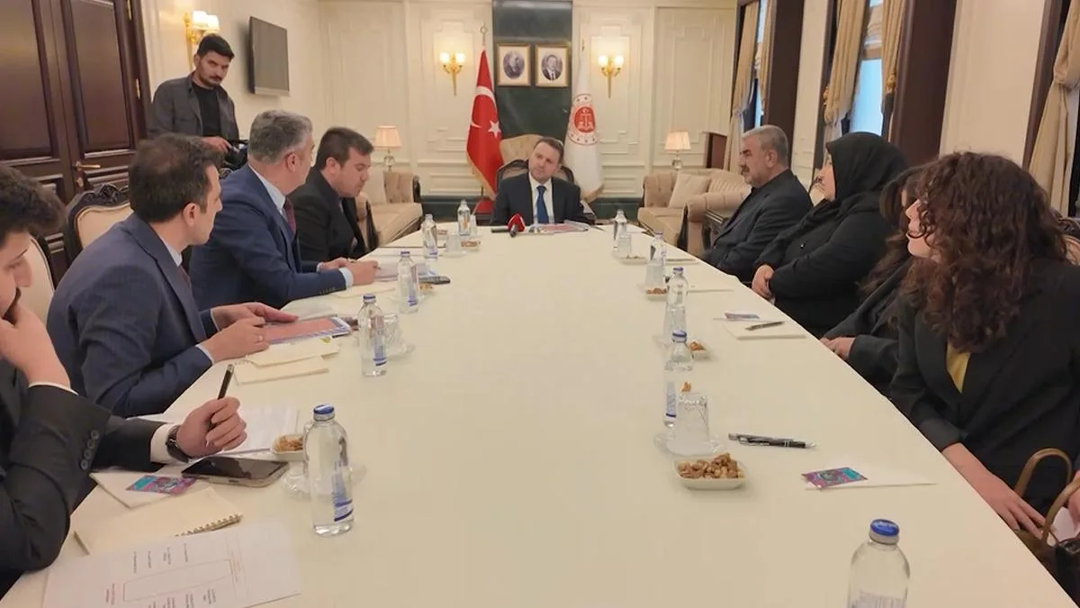 Bakan Gürlek, Rojin Kabaiş’in Ailesini Kabul Etti