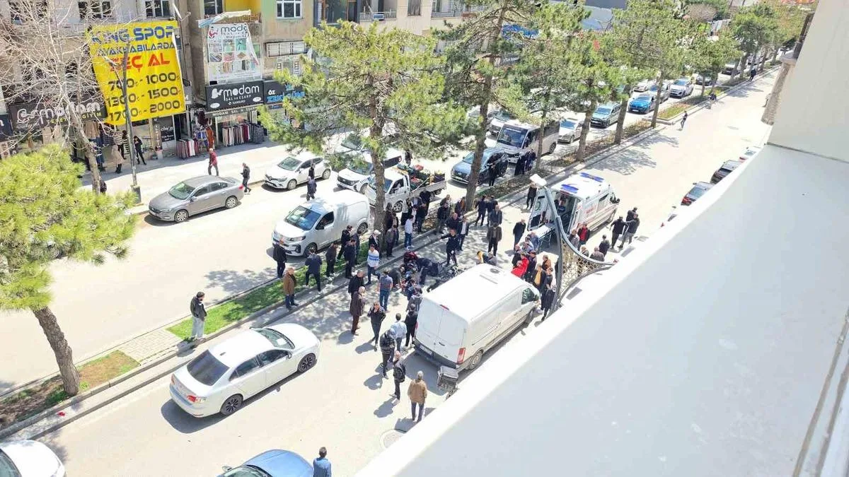 Motosiklet ve Elektrikli Bisiklet Kazasında İki Yaralı