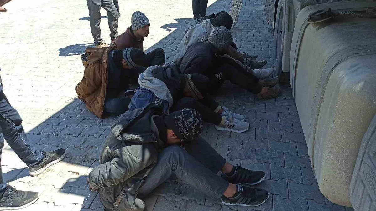 Kaçak Göçmenler Tırda Yakalandı, Sürücü Gözaltında