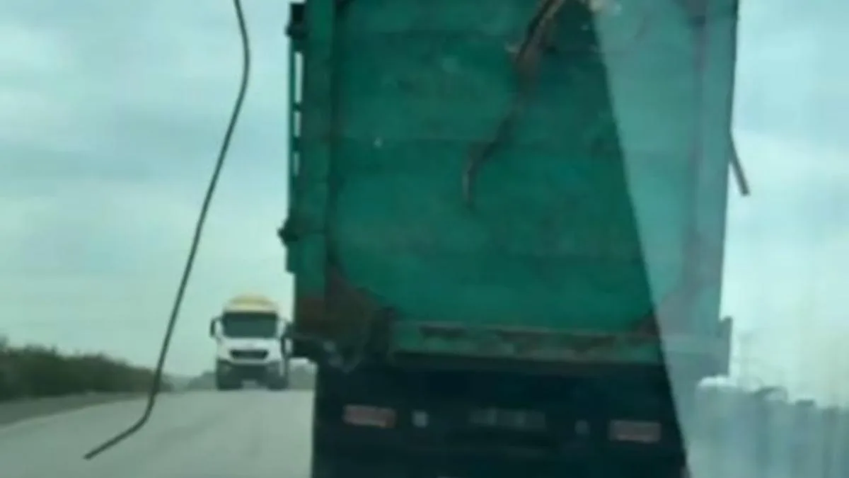 Metaller Yolda Tehlike Saçtı, Trafik Kilitlendi!