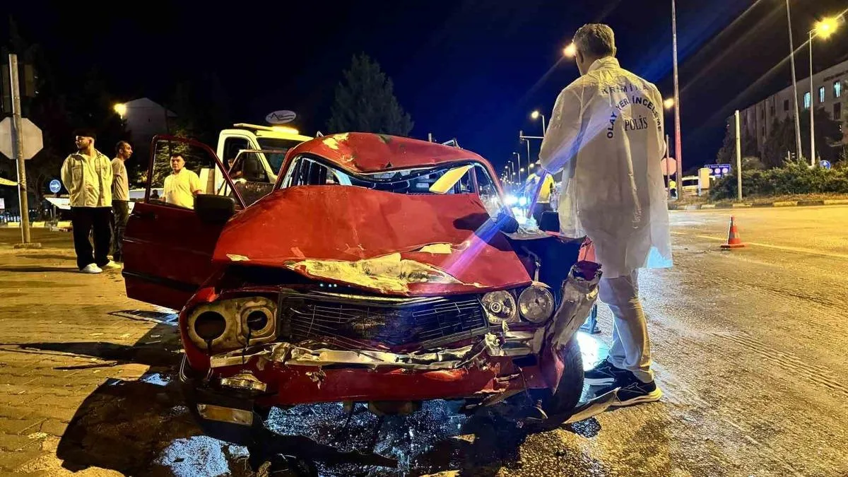 Kırmızı Işık İhlali: Motosikletli Sürücü Yaralandı