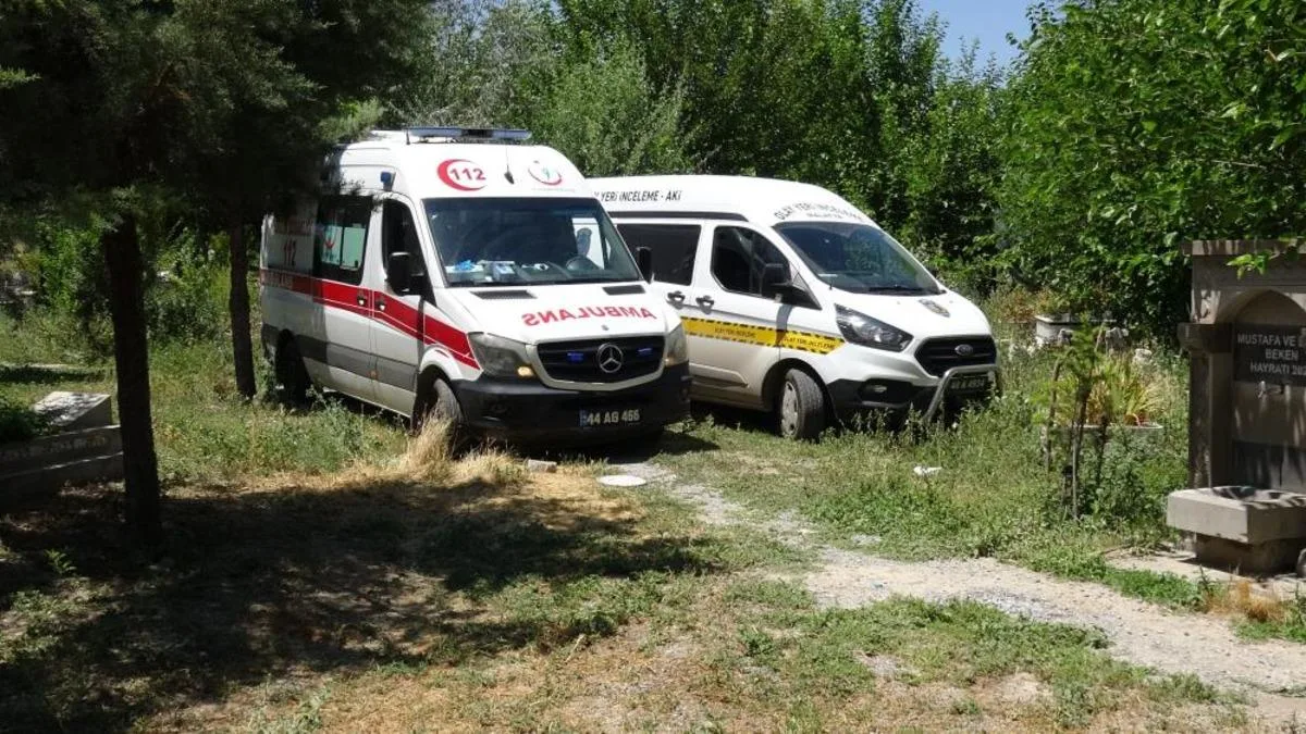 Mezarlıkta Şok Olay: Ağaçta Ceset Bulundu!