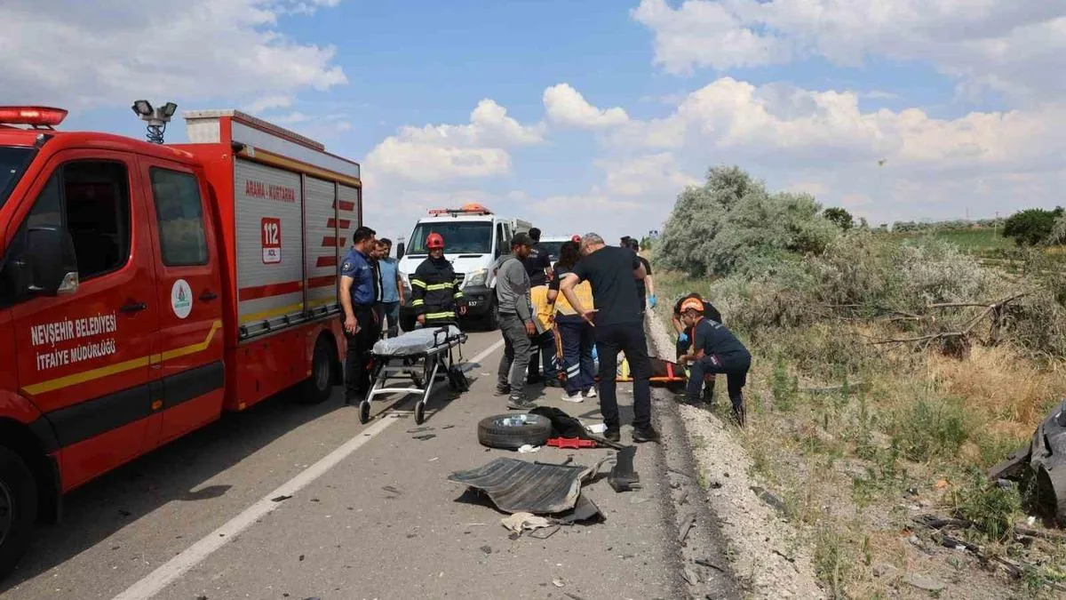Aksaray’da Feci Kaza: 4 Yaralı, Araç Hurdaya Döndü!