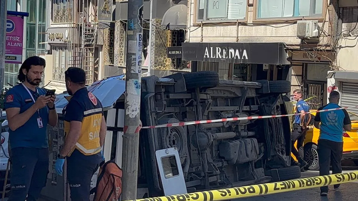 Ambulans ile İETT Otobüsü Çarpıştı: 5 Yaralı!