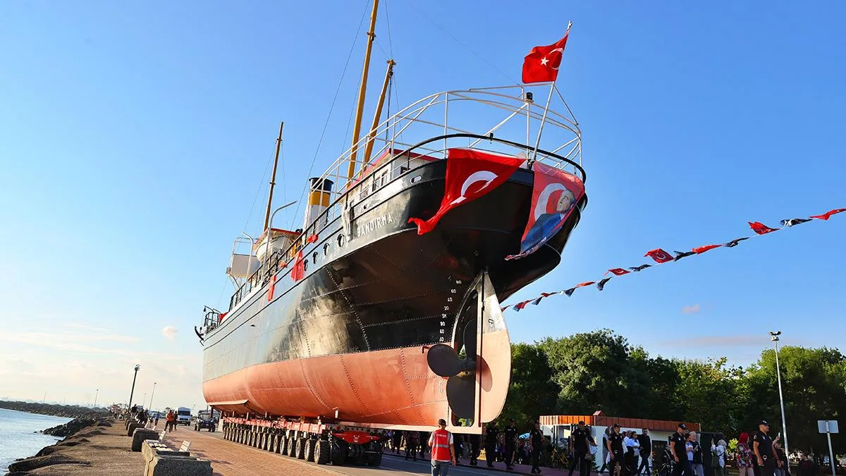 Bandırma Vapuru İstiklal Yolu’na Taşındı!