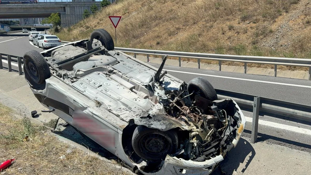 Virajda Kaza: 3 Yaralı Hastaneye Kaldırıldı