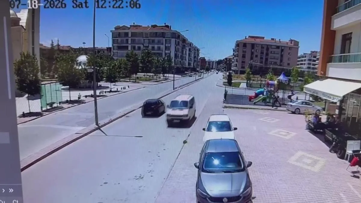 Ters Yönde Giden Minibüs Kavşakta Kayboldu!