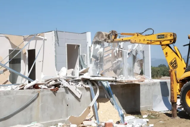 Kaçak Yapı Yıkımı Sırasında Kedi Kurtarıldı!