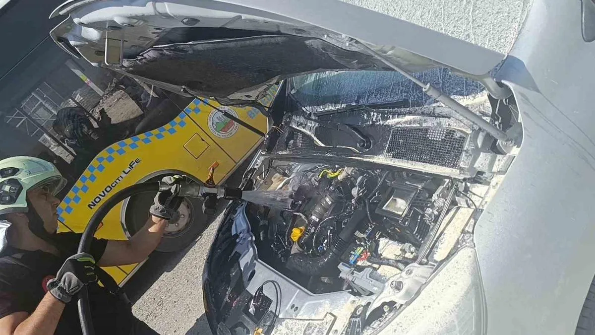 Siirt’te Ticari Araçta Yangın: Motor Kısmı Hasar Gördü