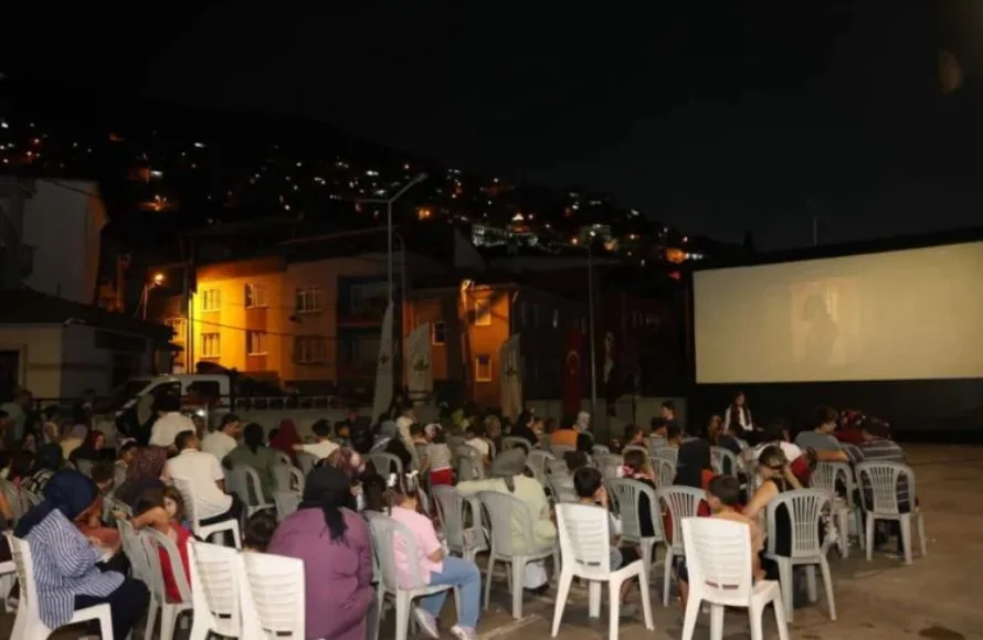 Mollafenari’de Sinema Perdesi Çocuklar İçin Açıldı