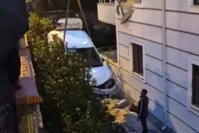 Serdivan&amp;#8217;da Otomobil Apartmana Çarptı, Yaralı Yok