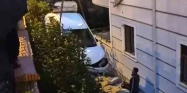 Serdivan&amp;#8217;da Otomobil Apartmana Çarptı, Yaralı Yok